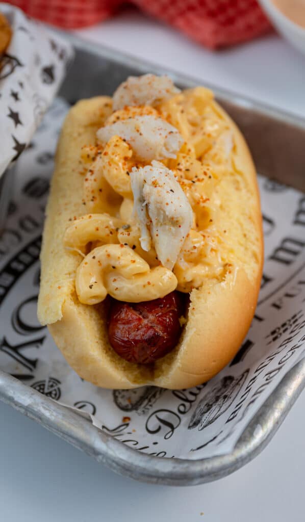 crab Mac and cheese hot dog served on a mini tray with deli paper