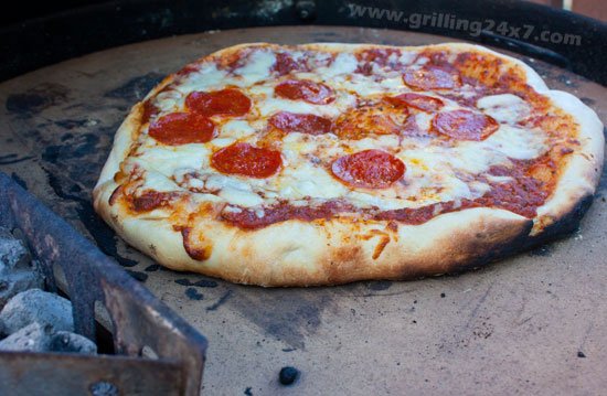Gå til kredsløbet stang Sørge over How to use a Pizza Stone on a Charcoal Grill - Grilling 24x7