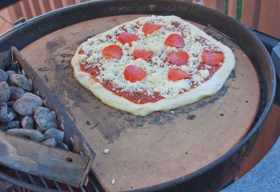 Gå til kredsløbet stang Sørge over How to use a Pizza Stone on a Charcoal Grill - Grilling 24x7